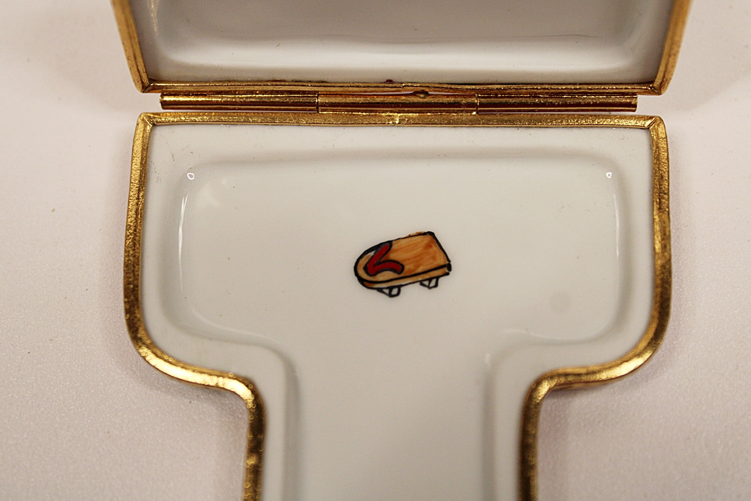 ARTORIA LIMOGES Trinket Box Peint Main Japanese Kimono Signed and Numbered geta sandel closeup