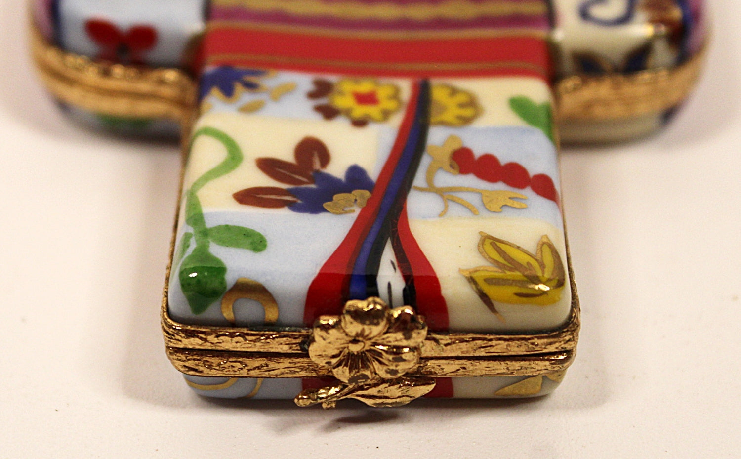 ARTORIA LIMOGES Trinket Box Peint Main Japanese Kimono Signed and Numbered front oening flower closeup