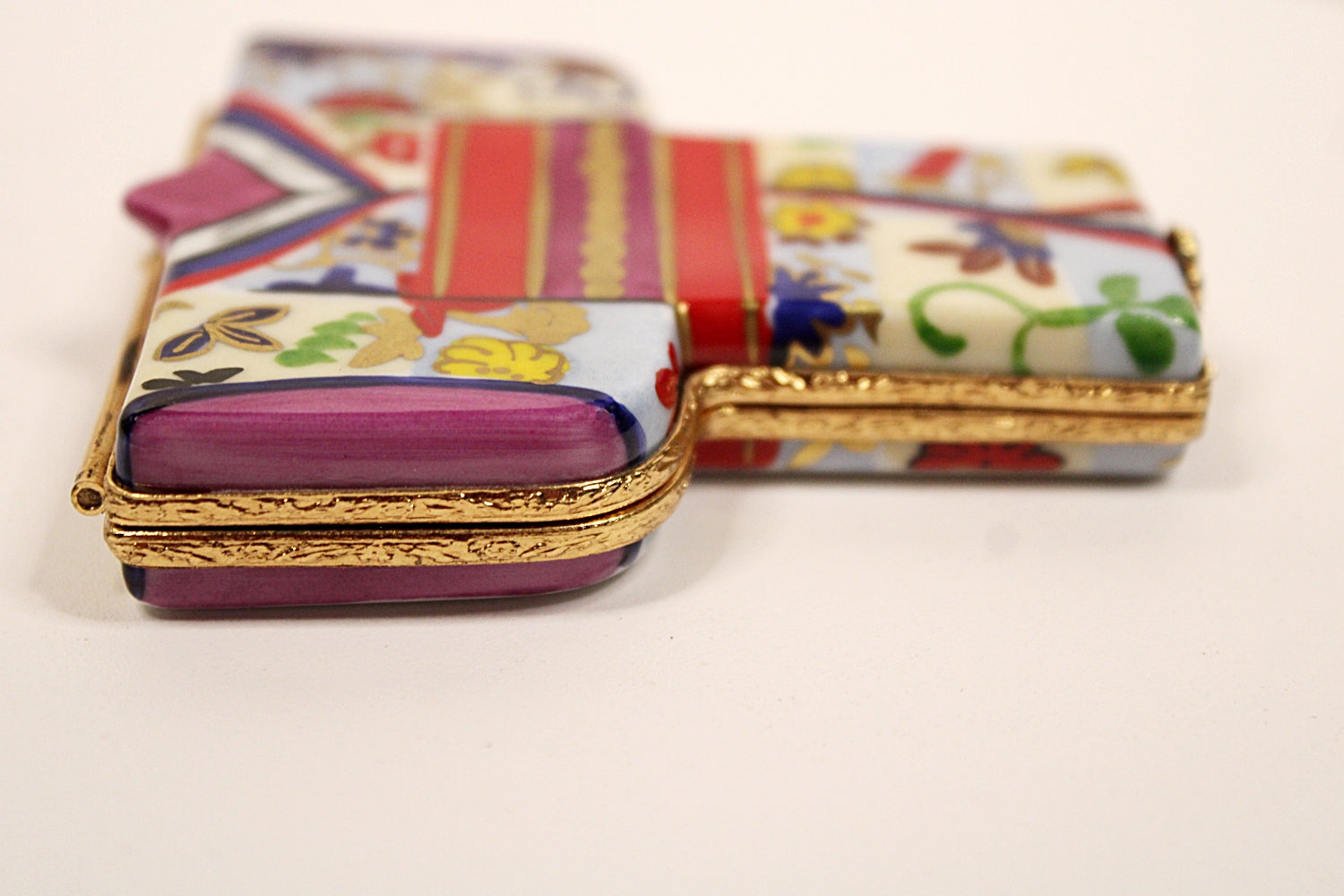 ARTORIA LIMOGES Trinket Box Peint Main Japanese Kimono Signed and Numbered trim view on side facing right