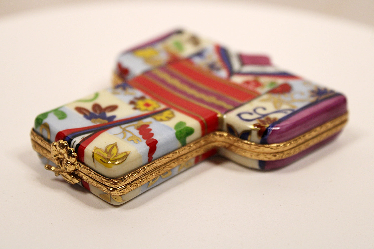 ARTORIA LIMOGES Trinket Box Peint Main Japanese Kimono Signed and Numbered showing front for opening with gold flower