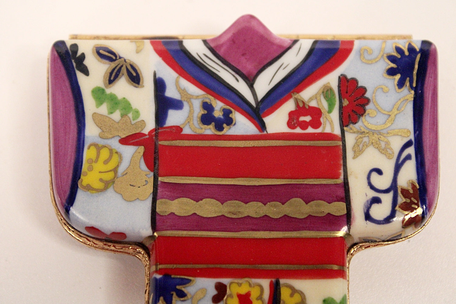 ARTORIA LIMOGES Trinket Box Peint Main Japanese Kimono Signed and Numbered closeup upper front